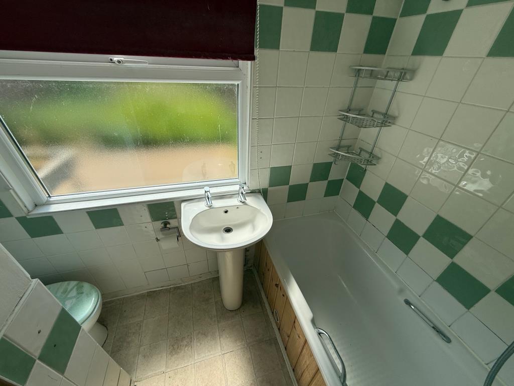 Lot: 139 - END-TERRACE HOUSE FOR IMPROVEMENT - Ground floor bathroom/WC